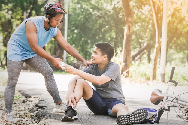 Sportowy mężczyzna cyklista jedzie rower