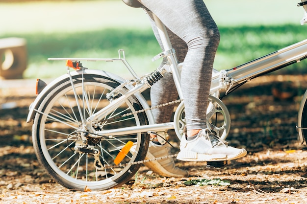 Zdjęcie sportowy mężczyzna cyklisty jeździecki rower górski w parku. koncepcja życia sport w okresie letnim