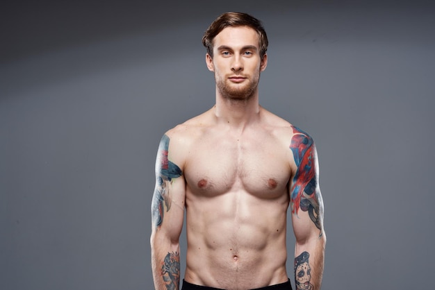 Sportowy mężczyzna z tatuażami na ramionach treningu przycięty widok