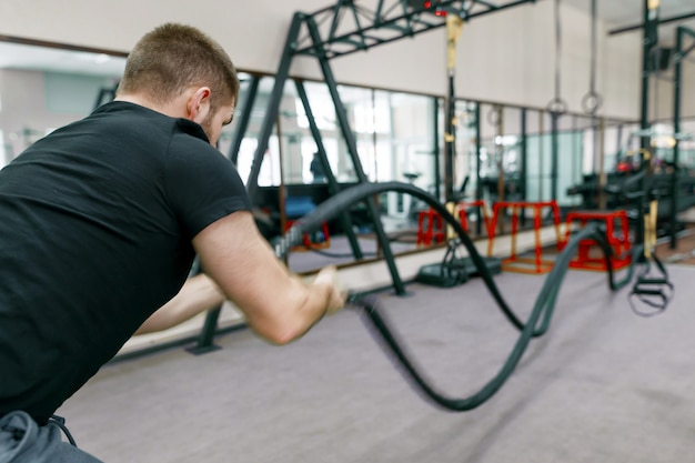 Sportowy Mięśni Brodaty Mężczyzna ćwiczy W Gym