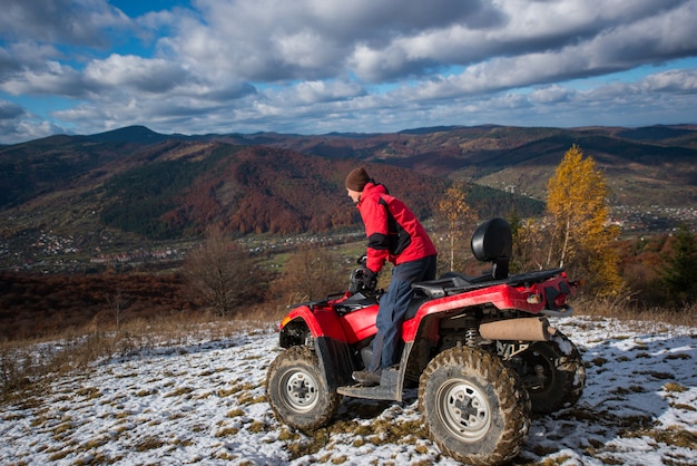 Sportowy quad z kierowcą