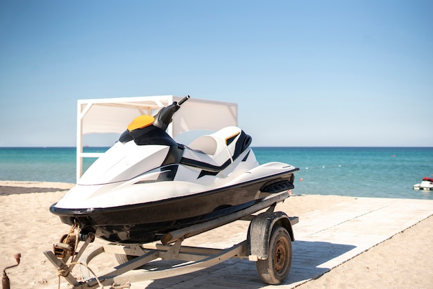 Sportowy rower wodny jetski na przyczepie na piaszczystej plaży latem na wakacjach