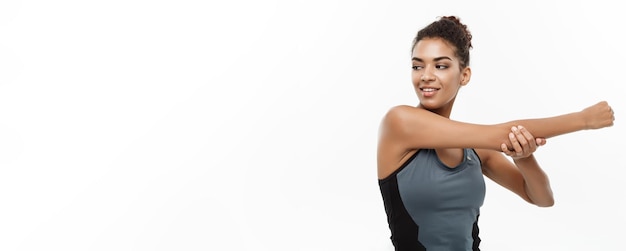 Sportowy Styl życia Szkolenia I Fitness Koncepcja Portret Pięknej Szczęśliwej Kobiety Afroamerykańskiej Rozciągania Rąk Izolowany Na Białym Tle Studio