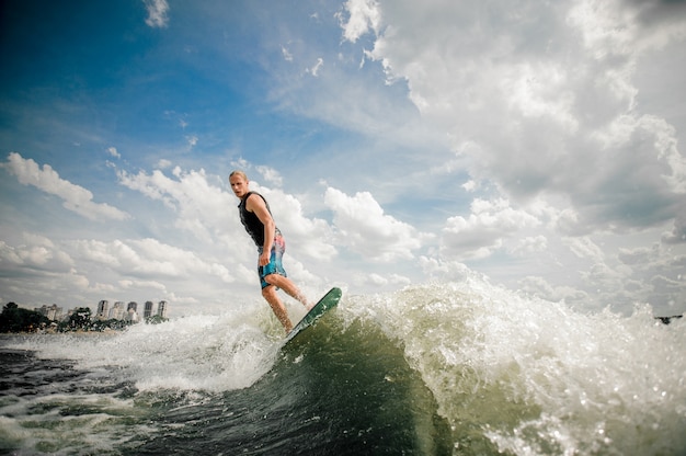 Sportowy Surfer Jeździ Na Falach