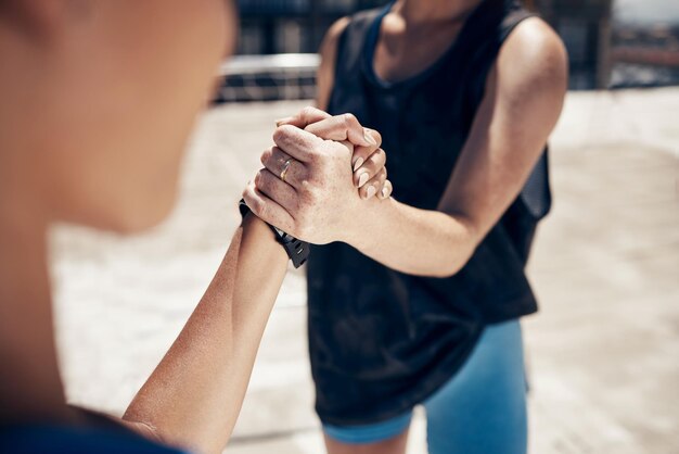 Zdjęcie sportowy uścisk dłoni rywal wyzwanie i moc dla miejskich zawodów fitness na świeżym powietrzu lub bitwy ćwiczeń zbliżenie sportowca ramię pięść wspiera zaufanie i współpracę praca zespołowa i partnerstwo szkoleniowe