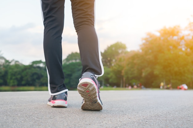 Sporty kobieta iść na piechotę odprowadzenie przy jawnym parkiem