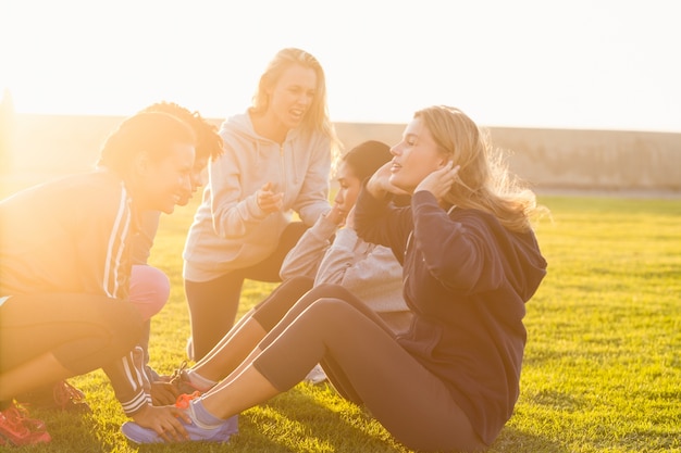 Sporty kobiety robi siedzieć podnoszą podczas sprawności fizycznej klasy