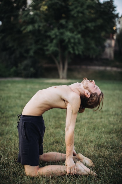 Sporty Mężczyzna ćwiczy Joga Plenerowy