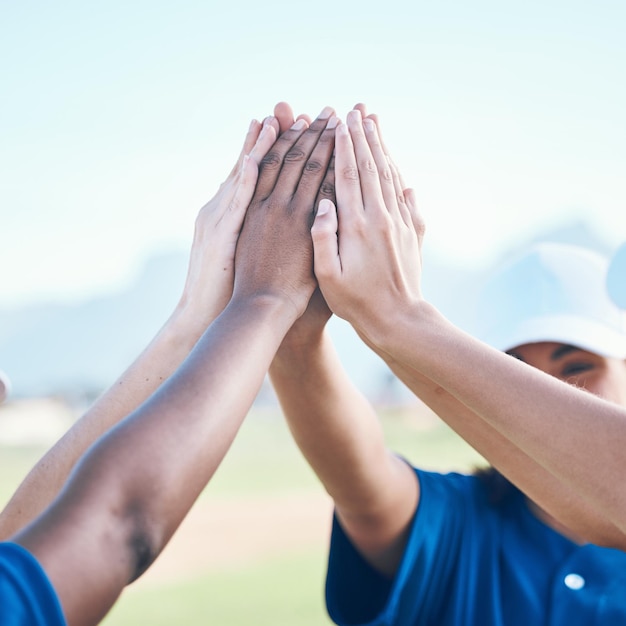 Sporty Na świeżym Powietrzu I Zespół Z Piątkowym Wsparciem I Motywacją Do Treningu Lub Zwycięstwa W Grze Zbliżenie Uroczystości Lub Ręce Z Grupą Gestów I Zaangażowaniem W ćwiczenia Pracy Zespołowej Lub Solidarność