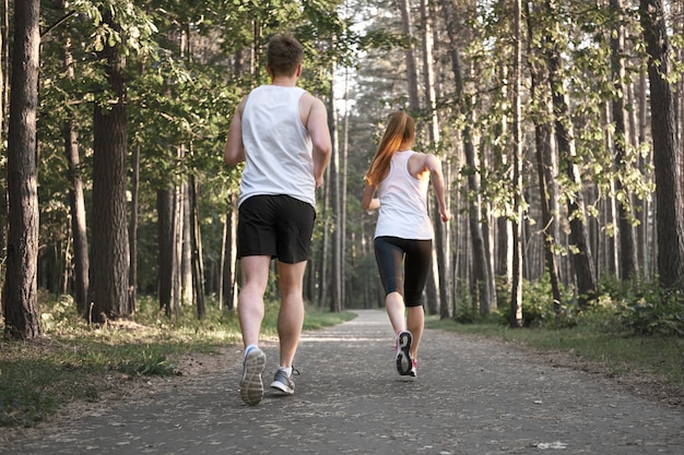 Sporty para jogging w lesie przy latem