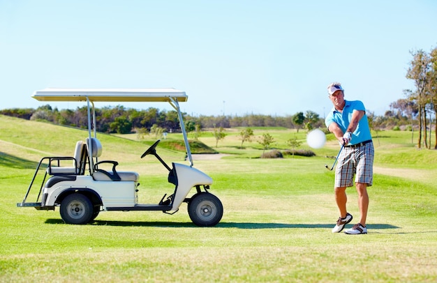 Sporty relaksują się i huśtają z mężczyzną na polu golfowym z wózkiem do treningu hobbystycznego i zawodów Gra akcji i fitness z męskim golfistą i uderzeniem na trawie na lato do gry w golfa i rekreację