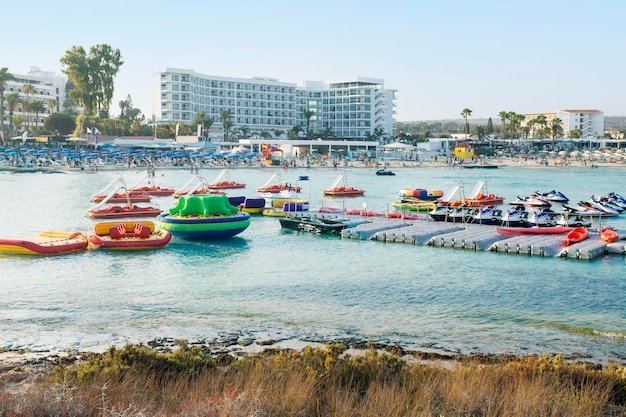 Sporty wodne na plaży w AYIA NAPA, CYPR. Surfing, kajaki, kajaki, parasailing.