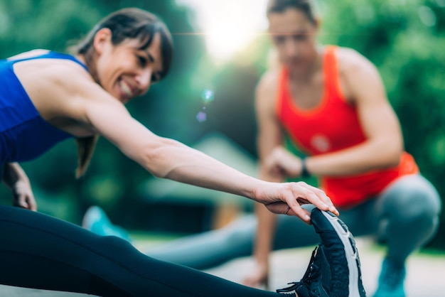 Zdjęcie sportystki ćwiczące w parku