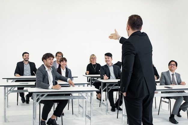 Spotkanie I Planowanie Pracy W Zespole Razem Z Azjatami I Obcokrajowcami W Białej Sali Konferencyjnej. Koncepcja Pracy Zespołowej.