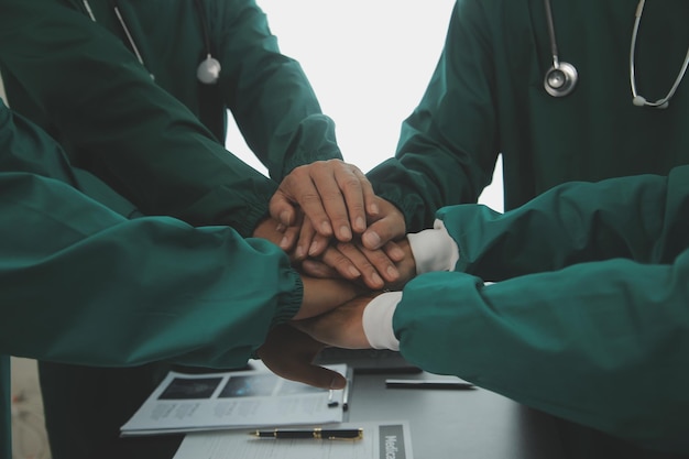 Spotkanie lekarza i pacjentki w szpitalu i uścisk dłoni sztandar opieki zdrowotnej i medycyny