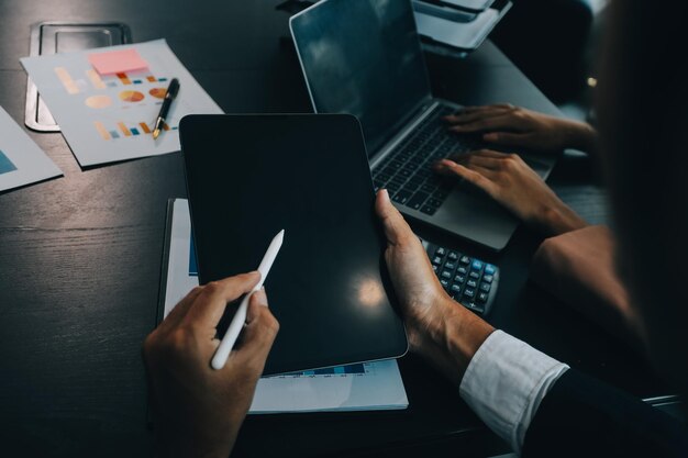 Spotkanie menedżera finansowego omawiające rozwój firmy projekt sukces statystyki finansowe profesjonalny inwestor pracuje nad projektem startowym dla planu strategicznego z laptopem dokumentów i cyfrowym tabletem