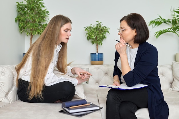 Spotkanie młodej pacjentki z psychologiem