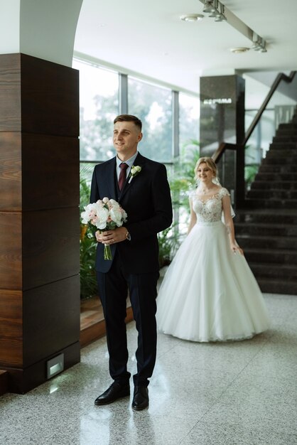 spotkanie panny młodej i pana młodego w holu hotelu