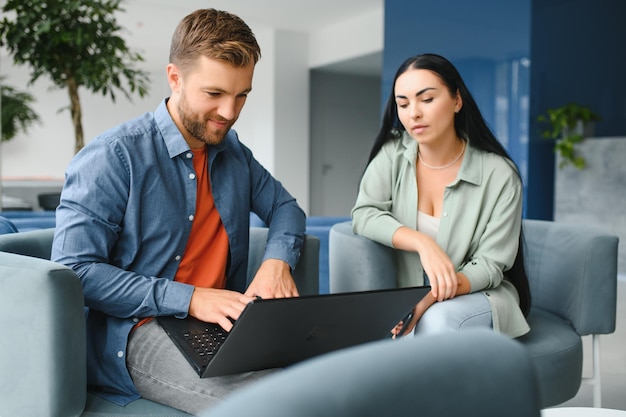 Spotkanie partnerów biznesowych w lobby biurowym