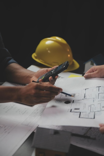 Spotkanie pracy zespołowej inżyniera Rysowanie prac nad spotkaniem projektowym, współpraca z partnerem w zakresie budowy modeli i narzędzi inżynierskich w miejscu pracy Koncepcja konstrukcji i konstrukcji