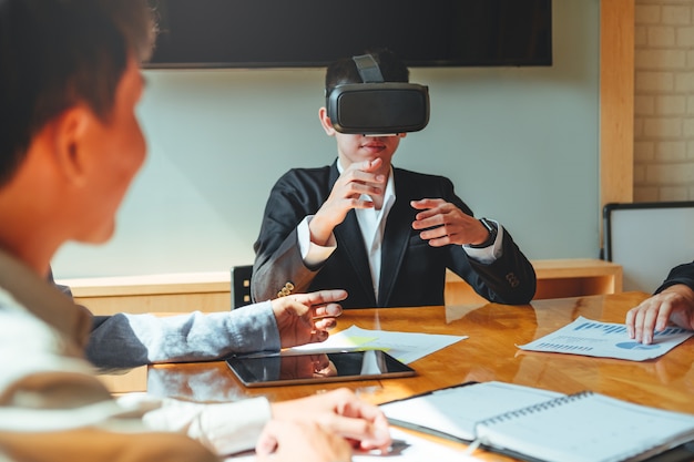 Zdjęcie spotkanie zespołu biznesowego za pomocą zestawu słuchawkowego symulatora virtual reality i opracowywanie