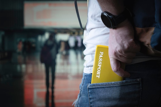 Sprawdzanie dokumentów na lotnisku Zbliżenie paszportów w kieszeni dżinsów na lotnisku