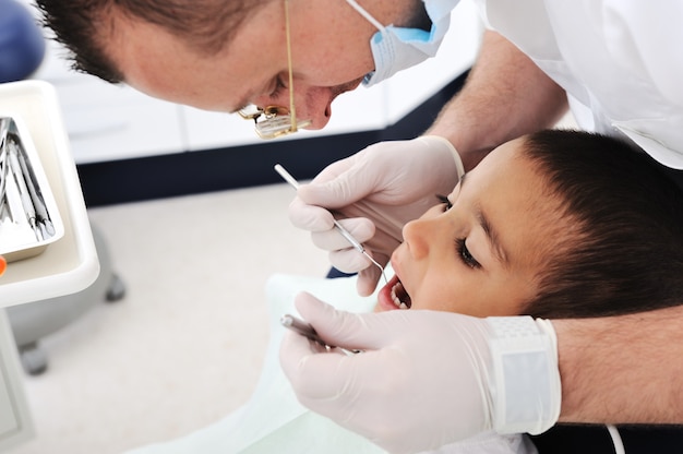 Sprawdzanie zębów przez dentystę, seria powiązanych zdjęć