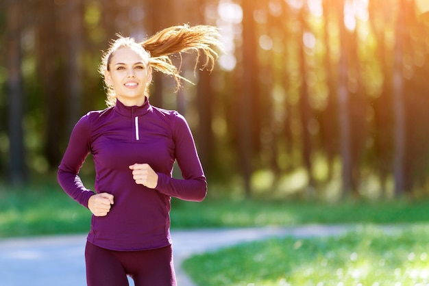 Sprawności fizycznej kobieta biega outdoors