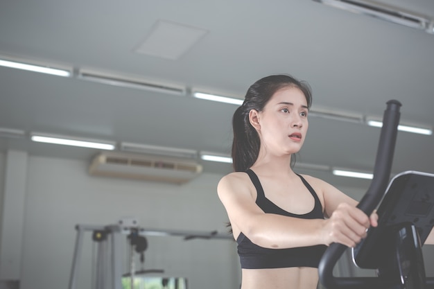 Sprawności fizycznej kobiety zdrowie ćwiczenie przy gym. Pojęcia zdrowego treningu