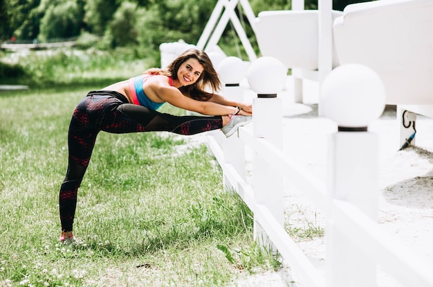 Sprawności fizycznej sporta dziewczyna w mody sportswear robi joga sprawności fizycznej ćwiczeniu w parku