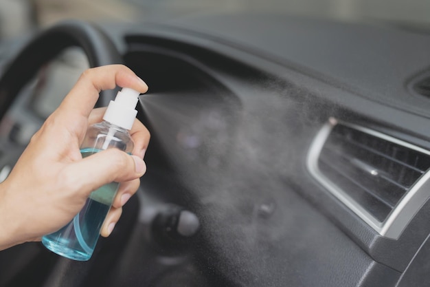 Zdjęcie spray cleaner l-gloss w samochodzie do ochrony przed wirusem covid-19