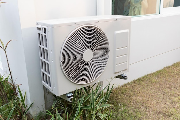 Sprężarka jednostki zewnętrznej klimatyzacji instalowana na zewnątrz domu