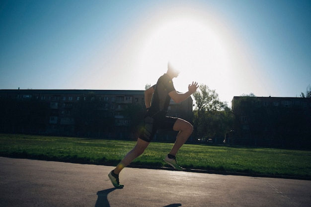 Sprinter Biegnie Szybko Po Bieżni Na Stadionie