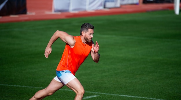 Sprinter mężczyzna biega od początku do końca z sukcesem i szybkością, sport.