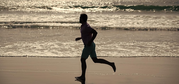 Sprinter, sportowiec wytrzymałościowy i wytrzymałościowy, biega szybko, aby wygrać w oceanie