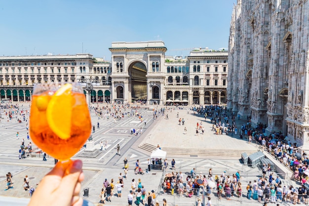 Spritz aperol drink w Mediolanie z widokiem na Piazza Duomo