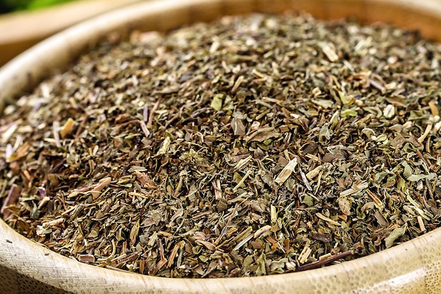 Sproszkowane Liście Mięty Przygotowujące Do Herbaty Miętowej W Drewnianej Misce Z Recyklingu