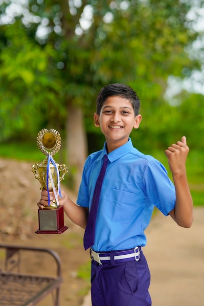 Sprytny uczeń zdobywający trofeum jako zwycięzca w szkolnych konkursach.