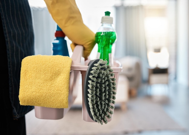 Sprzątanie domu i ręka sprzątacza trzymająca wiadro produktu do higieny i prac domowych lub prac domowych Świeże prace domowe i detergenty chemiczne lub antybakteryjne do czyszczenia gospodyni lub pokojówki
