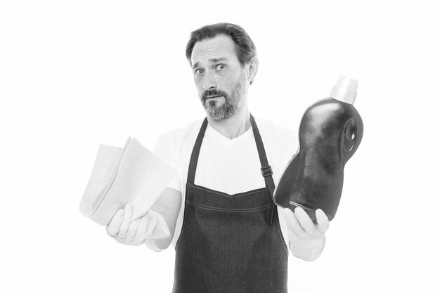 Zdjęcie sprzątanie i obowiązki domowe mężczyzna w gumowych rękawiczkach trzyma butelkę mydła w płynie chemiczny środek czyszczący brodaty facet sprząta dom koncepcja sprzątania pozbądź się plam sztuczki i wskazówki dotyczące czyszczenia