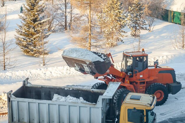 Sprzątanie i odśnieżanie dróg w mieście zimą