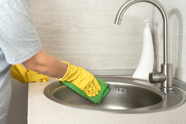 Sprzątanie Kobieta Rękawiczki Ręce Czyszczenie Zlewu Kuchennego Sprzątanie Domowego Stołu Odkażanie Powierzchni Stołu Kuchennego środkiem Dezynfekującym W Sprayu Mycie Powierzchni Ręcznikiem I Rękawiczkami
