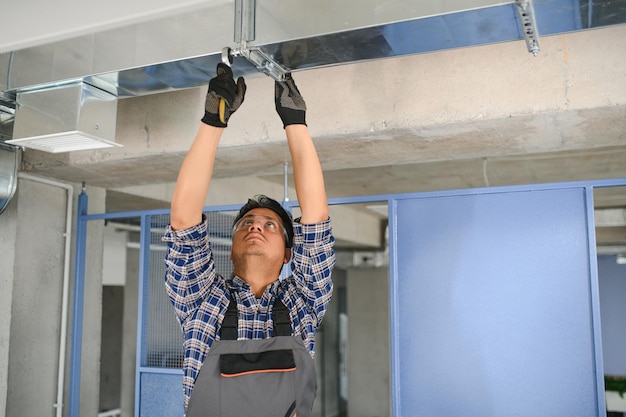 Sprzątanie wentylacji Specjalista w pracy Naprawa systemu wentylacyjnego HVAC Przemysłowe doświadczenie