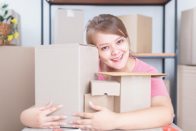 Sprzedawanie pracy online z domu Właścicielka firmy pracująca w domu z pudełkiem do pakowania