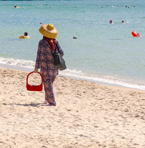 Sprzedawca na plaży w Chinach.