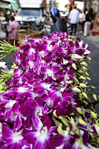 Sprzedaż orchidei na targu kwiatowym w Bangkoku