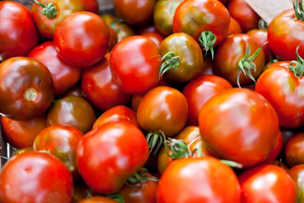 Sprzedaż pomidorów w widoku z góry na rynek