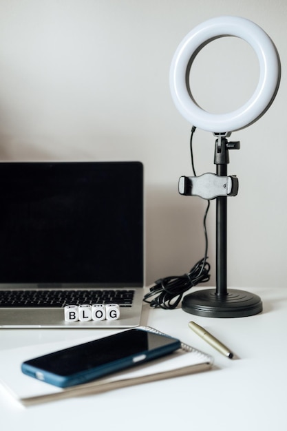 Sprzęt do blogowania jak rozpocząć blogowanie blogowanie dla początkujących laptop telefon komórkowy lampa pierścieniowa notebook