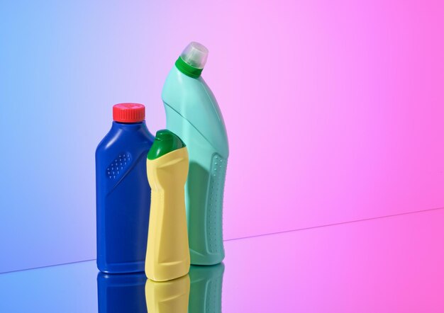 Zdjęcie sprzęt do czyszczenia i kolorowe butelki z detergentami kopiuj miejsce dla tekstu
