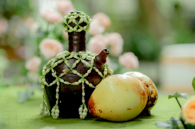 Sprzęt do tradycyjnej jawajskiej ceremonii siraman składający się z kokosa i dzbanka